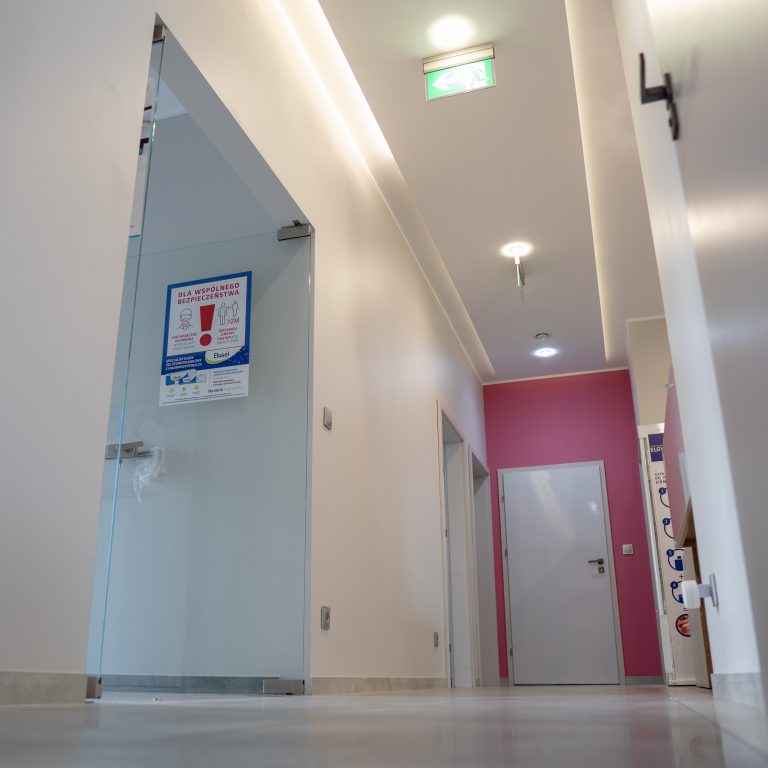 Implanty zębowe w ciąży – czy to bezpieczne?